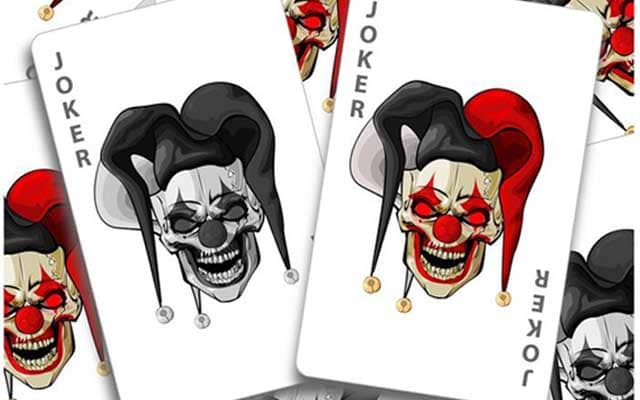 Lá Joker màu đen tượng trưng cho ban đêm, joker nhiều màu sắc tượng trưng cho ban ngày