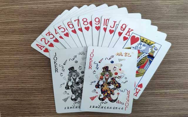 Ngoài 52 lá bài thì trong mỗi bộ bài còn có 2 lá Joker