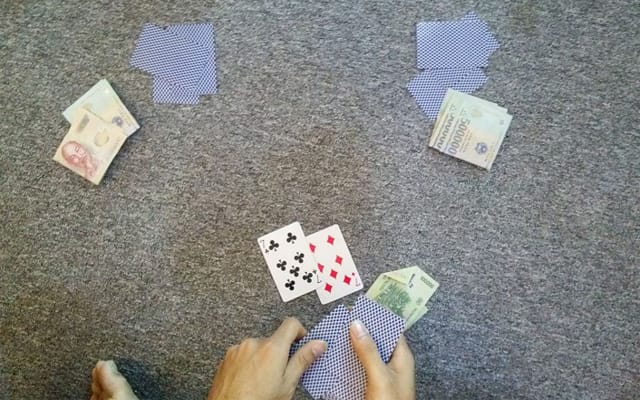 Người chơi sẽ phải đặt cọc một số tiền trước khi chơi cách tê