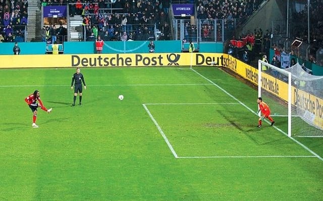 Penalty là hình thức đá phạt trên chấm 11m gồm 1 cầu thủ đối đầu với 1 thủ môn